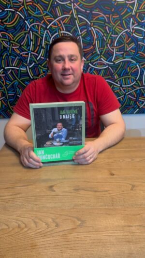 Jan Punčochář Instagram - Hlášení! O podpisy do knížky je opravdu velký zájem, a tak jsem se domluvil s @sulcsvarc nakladatelstvím, celý víkend podepisoval knížky, a když si u nich na eshopu (viz link v BIO) objednáte knížku zítra 11.12. , přijde vám i s mým podpisem😘🤩 Tak snad jsem jich podepsal dostatek🙏 #jakvarimeumateje #janpuncochar #janpuncocharchef