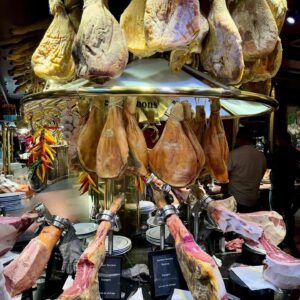 Jan Punčochář Instagram - Tohle si sem odložím, jelikož to byla veliká nádhera! Před časem jsem navštívil skvělou restauraci @lesgrandsbuffets ve Francii a musím říct,  že tolik dobrého jídla pohromadě jsem dlouho neviděl. Moje dieta šla na chvilku stranou a já se ocilt v ráji🙏🥂 Znáte? Byli jste někdo? #janpuncochar #janpuncocharchef