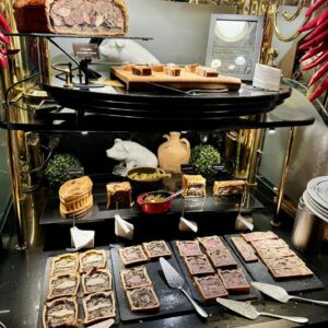Jan Punčochář Instagram - Tohle si sem odložím, jelikož to byla veliká nádhera! Před časem jsem navštívil skvělou restauraci @lesgrandsbuffets ve Francii a musím říct,  že tolik dobrého jídla pohromadě jsem dlouho neviděl. Moje dieta šla na chvilku stranou a já se ocilt v ráji🙏🥂 Znáte? Byli jste někdo? #janpuncochar #janpuncocharchef