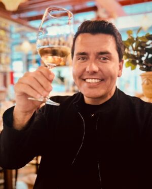 Jan Smit Instagram - Gister mochten Kees Tol en ik naar Stockholm vliegen om een ‘Golden Ticket Award’ uit te reiken aan Björn Ulvaeus van ABBA! Hoewel ‘Mamma Mia! The Party’ pas in september in Rotterdam in première gaat, zijn er nu dus al méér dan 50.000 tickets verkocht. Toen mij werd gevraagd deze te overhandigen, twijfelde ik natuurlijk geen seconde! Uiteraard heb ik meteen Kees gebeld om mee te gaan, die is tot op heden nog steeds in shock… ☺️ Wat een eer! Wat een gentleman en wát een legende. Björn, bedankt voor één van de mooiste dagen van mijn leven! #ThankYouForTheMusic