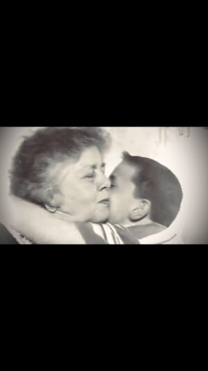 Jan Smit Instagram - ‘Op een dag vertelde mijn lieve Oma, dat zij op weg ging heel alleen…’ Deze woorden heb ik de afgelopen 27 jaar duizenden keren gezongen. Met toen in 1997 al -mijn eigen Oma Jannetje- als stralend middelpunt in de videoclip van ‘Ik Zing Dit Lied Voor Jou Alleen’. Nu is het moment aangebroken dat deze Oma haar laatste reis heeft mogen maken. Gisteravond is ze op 91 jarige leeftijd vredig heengegaan. ❤️