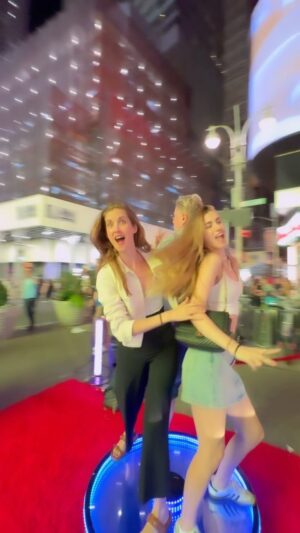 Jana Bernášková Instagram - Svět se točí nejen v New Yorku. 
Oslavujeme setkání. .
Jsme rodiči za každé situace. 🎈
@drabek_david @justyna.drabkova 
#newyork #timessquare