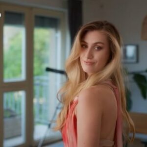 Jana Bernášková Instagram - Prožily jsme krásný den
 s @justyna.drabkova. ❤️
Můžete zjistit čím a jak nás nalíčila užasná @michaelaohemova na webu @notino_cz .
Foto : @vladokniz 
Hlava nápadu: @rossiak ❤️