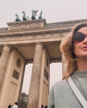Jana Bernášková Instagram - Berlín. Všichni na Velikonoce odejeli a naopak přijeli.
Děláme často  věci naopak.
Ruda si pořídil brýle s peněženkou uprostřed, Tedík vypil milkshake se slaninou, já se přehltila vjemy, 
Justý pořídila kulturu  i módu. 
Joo a strašně tady žereme.😂
Krásné Velikonoce přejeme.❤️