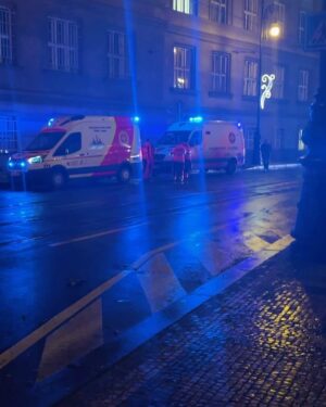 Jana Bernášková Instagram - Seděli jsme deset metrů od Filosofické fakulty a v klidu jedli dort a pili kafe a náhle zjistili, 
že se vedle nás přes ulici děje tato tragédie. 
Koukali z okna na pobíhající studenty na římsách a nemohli jim nijak pomoci. 🕊️
Celá restaurace se zastavila a začala se hromadně modlit. ❤️
Ano. 
Věřící, nevěřící…všichni se modlili za rychlý konec a za všechny duše, které bohužel zemřely. 🖤
Všem pozůstalým upřímnou soustrast.❤️
Po několika hodinách jsme z restaurace mohli odejít….