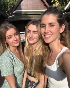 Jana Bernášková Instagram - Rozesmát manžela je někdy oříšek, 
ale když se to povede, tak to stojí zato.🎈
Někdy se smějeme takovým píčovinám, 
že se až stydím. ☺️
Dovolená uprostřed zimy je elixír života. 
Já v Praze budu chodit, alespoň do solárka.🌀
To slunce je nejvíc. ❤️
#dovolena
