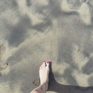 Jana Bernášková Instagram - Jarňáky na Kanárských ostrovech vychází finančně jako lyžovačka v Alpách. 
Ale my milujeme oceán, surfováni, válení, saláty, slunce, vitamin D a pohodičku plážovou. 🎈
Takže doporučuji, pokud ještě nevíte kam 
s dětmi a nemáte sílu balit lyže 
a kombinézy…
Zabalte plavky a krém na opalování.😀
#dovolena