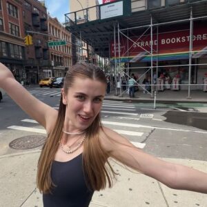 Jana Bernášková Instagram - 1. DEN v NEW YORKU.🚀 
Přílet a prozkoumání blízkého okolí.
Dárek Justy k 18.narozeninám. 🎂
Vyvezla jsem ji do světa.🦄
#happybirthday #newyork