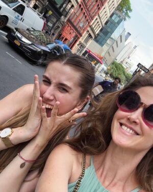 Jana Bernášková Instagram - 1. DEN v NEW YORKU.🚀 
Přílet a prozkoumání blízkého okolí.
Dárek Justy k 18.narozeninám. 🎂
Vyvezla jsem ji do světa.🦄
#happybirthday #newyork
