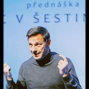 Jana Bernášková Instagram - Manžel mi vždycky říká, ať se na kameru moc nesměju, že mám prý strašně dlouhé zuby.😂
No mám a na komedii Otec v šestinedělí, jsem je vytáhla.😅
@roman.vojtek předvedl exeletní výkon. 
Hraje a zpívá asi dvacet postav❗️
A baví publikum dvě hodiny v kuse. ❤️
Já se smála, zuby vytáhla a pobavila jsem se královsky a zajdu si ještě jednou.
Jděte do @divadlo_hybernia a budete mít báječný večer. ☄️
#divadlo #praha #kultura