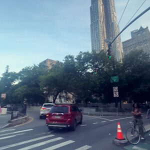 Jana Bernášková Instagram - Jak to říct rychle a jednoduše?
Justý má skoro 18 let a její sen byl letět do New Yorku. 🚀
Dostala tento výlet k nadcházejícím narozeninám (které má v srpnu) 
a to byla jedinečná možnost letět i s jejím tatínkem, tak jsme to tak s velkou radostí udělali. Jsme rodiče na celý život. 
A chtěli jsme to spolu oslavit. 🎈
A není třeba se nad tím pozastavovat. 
Nemá to v sobě žádné skryté drama.
Můj manžel je s naším synem na kolech a poté budeme zase všichni pohromadě. 
Je šťastný, že jsme šťastní. ☺️
Mají se všichni rádi a tak si myslím mají vypadat dospělé zdravé vztahy. 
Mít hezký vztah s bývalým mužem se kterým mám dítě je přece skvělá věc. ❤️ 
Ukazuje to i našim dětem, že to, že se lidi rozejdou, neznamenal konec světa a nenávist.🌸
Jde to, ale musí chtít oba dva a je třeba to nevzdávat. ⭐️
#newyork 
@justyna.drabkova 
@drabek_david