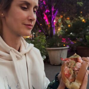 Jana Bernášková Instagram - Jak to říct rychle a jednoduše?
Justý má skoro 18 let a její sen byl letět do New Yorku. 🚀
Dostala tento výlet k nadcházejícím narozeninám (které má v srpnu) 
a to byla jedinečná možnost letět i s jejím tatínkem, tak jsme to tak s velkou radostí udělali. Jsme rodiče na celý život. 
A chtěli jsme to spolu oslavit. 🎈
A není třeba se nad tím pozastavovat. 
Nemá to v sobě žádné skryté drama.
Můj manžel je s naším synem na kolech a poté budeme zase všichni pohromadě. 
Je šťastný, že jsme šťastní. ☺️
Mají se všichni rádi a tak si myslím mají vypadat dospělé zdravé vztahy. 
Mít hezký vztah s bývalým mužem se kterým mám dítě je přece skvělá věc. ❤️ 
Ukazuje to i našim dětem, že to, že se lidi rozejdou, neznamenal konec světa a nenávist.🌸
Jde to, ale musí chtít oba dva a je třeba to nevzdávat. ⭐️
#newyork 
@justyna.drabkova 
@drabek_david