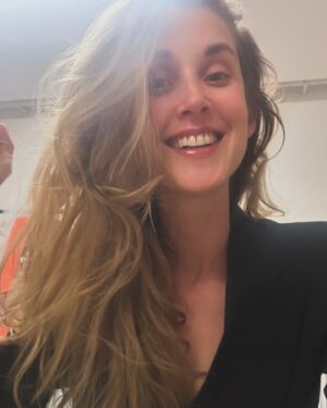 Jana Bernášková Instagram - Dneska mě rozesmála věta mého kolegy, který teprve dneska zjistil, 
že mám dlouhý vlasy!😂
Kam jako celou dobu koukal? 🙈
Muži jsou opravdu z jiné planety.🦄