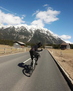 Jana Kesenheimer Instagram - “Ich glaub wir könn dann essen. Ja ich glaub auch.” [I think we can eat now. Yes l, I think so, too”]
…summarizes my current bike life pretty well. 

After having done a little interval session on Friday, I went for a gusto Karwendel road ride on Saturday, and circled around Kufstein to Bavaria (Chiemsee) on Sunday - in awesome company. 🥨

I think we can eat now.

Routes on strava! Link in my bio.

—— ad, unpaid 
@specializedde #iamspecialized 
#cycling #bikelife #livinginthealps #ultracycling #roadcycling #karwendel #ithinkwecaneatmore