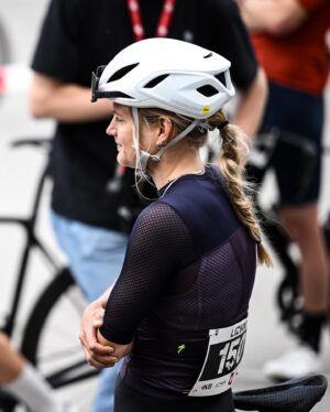 Jana Kesenheimer Instagram - Huhu 👋🏼

Yes, I really can ride my bike for just 30 minutes. It ends up tasting like blood in my throat rather than gummy bears…

@liz600_bike_challenge is a hill climb cycling race for everyone that took place for the first time yesterday. Organized by René from @ride_kiss (whose group rides in Innsbruck have already become incredibly popular), all the spots were sold out for this inaugural event.

The best part was actually the social interactions: I met the oldest participant, the youngest participant (who heartwarmingly told me she had seen all ‘my’ films 🥹) and meeting friends from my triathlon past.

I have to say, it was a good shock to the system, but I’ll stick to the 10  hour rides... ☺️
Can recommend! 

[.] @sportfotografie_innsbruck 

_ad (Brand mention)
@specializedde #iamspecialized 
@gloryfy_unbreakable #beunbreakable 
@sramroad #sramred 
#cycling #bikelife #innsbruck #roadbike