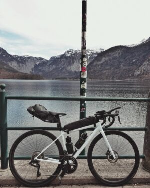 Jana Kesenheimer Instagram - Finding people who spontaneously love spending the whole weekend on their bikes, getting up at 5:30 am just to start in a cold (and salty) drizzle, but then sharing the best views and snacks for many many kilometers, is just easy - ever since I started participating in „Ultra“ events. Shoutout to the Well-known Alex, Alpinist-Sebastian, Kurier-grinder-Simon, young-wild-Anatole, and myself, cruising with Home-Turf-Markus, who joined on Sunday. We’ve been hitting up some of Austria’s finest: from Seefeld, detouring through Bavaria to Hochfilzen, then up to Hochköngig, Hallstatt, and looping back via Red Bull to Salzburg. 

We covered ~430k and ~5200moa in two days, spending the night in an Appartement, packing light:
I brought a down jacket, a hooded rain jacket, gloves, an offbike-shirt and leggings, bike tools, a toothbrush, a powerbank   cables, a rescue blanket, and snacks.

@ali___popp @sebastiansarx @gwiggner.simon @anatole_naimi @m4rku5.z1mm3rm4nn 

__ Ad, unpaid 
@specializedde #iamspecialized @evocsports #bikepacking #cycling #bikelife #austria 
#UltraCycling #WeekendWarriors