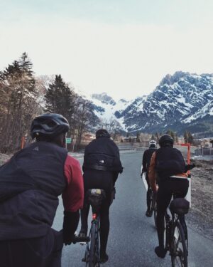 Jana Kesenheimer Instagram - Finding people who spontaneously love spending the whole weekend on their bikes, getting up at 5:30 am just to start in a cold (and salty) drizzle, but then sharing the best views and snacks for many many kilometers, is just easy - ever since I started participating in „Ultra“ events. Shoutout to the Well-known Alex, Alpinist-Sebastian, Kurier-grinder-Simon, young-wild-Anatole, and myself, cruising with Home-Turf-Markus, who joined on Sunday. We’ve been hitting up some of Austria’s finest: from Seefeld, detouring through Bavaria to Hochfilzen, then up to Hochköngig, Hallstatt, and looping back via Red Bull to Salzburg. 

We covered ~430k and ~5200moa in two days, spending the night in an Appartement, packing light:
I brought a down jacket, a hooded rain jacket, gloves, an offbike-shirt and leggings, bike tools, a toothbrush, a powerbank   cables, a rescue blanket, and snacks.

@ali___popp @sebastiansarx @gwiggner.simon @anatole_naimi @m4rku5.z1mm3rm4nn 

__ Ad, unpaid 
@specializedde #iamspecialized @evocsports #bikepacking #cycling #bikelife #austria 
#UltraCycling #WeekendWarriors