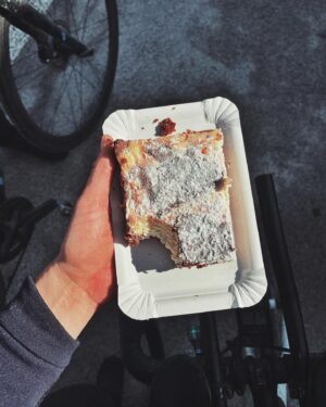 Jana Kesenheimer Instagram - Finding people who spontaneously love spending the whole weekend on their bikes, getting up at 5:30 am just to start in a cold (and salty) drizzle, but then sharing the best views and snacks for many many kilometers, is just easy - ever since I started participating in „Ultra“ events. Shoutout to the Well-known Alex, Alpinist-Sebastian, Kurier-grinder-Simon, young-wild-Anatole, and myself, cruising with Home-Turf-Markus, who joined on Sunday. We’ve been hitting up some of Austria’s finest: from Seefeld, detouring through Bavaria to Hochfilzen, then up to Hochköngig, Hallstatt, and looping back via Red Bull to Salzburg. 

We covered ~430k and ~5200moa in two days, spending the night in an Appartement, packing light:
I brought a down jacket, a hooded rain jacket, gloves, an offbike-shirt and leggings, bike tools, a toothbrush, a powerbank   cables, a rescue blanket, and snacks.

@ali___popp @sebastiansarx @gwiggner.simon @anatole_naimi @m4rku5.z1mm3rm4nn 

__ Ad, unpaid 
@specializedde #iamspecialized @evocsports #bikepacking #cycling #bikelife #austria 
#UltraCycling #WeekendWarriors