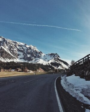 Jana Kesenheimer Instagram - Finding people who spontaneously love spending the whole weekend on their bikes, getting up at 5:30 am just to start in a cold (and salty) drizzle, but then sharing the best views and snacks for many many kilometers, is just easy - ever since I started participating in „Ultra“ events. Shoutout to the Well-known Alex, Alpinist-Sebastian, Kurier-grinder-Simon, young-wild-Anatole, and myself, cruising with Home-Turf-Markus, who joined on Sunday. We’ve been hitting up some of Austria’s finest: from Seefeld, detouring through Bavaria to Hochfilzen, then up to Hochköngig, Hallstatt, and looping back via Red Bull to Salzburg. 

We covered ~430k and ~5200moa in two days, spending the night in an Appartement, packing light:
I brought a down jacket, a hooded rain jacket, gloves, an offbike-shirt and leggings, bike tools, a toothbrush, a powerbank   cables, a rescue blanket, and snacks.

@ali___popp @sebastiansarx @gwiggner.simon @anatole_naimi @m4rku5.z1mm3rm4nn 

__ Ad, unpaid 
@specializedde #iamspecialized @evocsports #bikepacking #cycling #bikelife #austria 
#UltraCycling #WeekendWarriors
