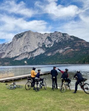 Jana Kesenheimer Instagram - Finding people who spontaneously love spending the whole weekend on their bikes, getting up at 5:30 am just to start in a cold (and salty) drizzle, but then sharing the best views and snacks for many many kilometers, is just easy - ever since I started participating in „Ultra“ events. Shoutout to the Well-known Alex, Alpinist-Sebastian, Kurier-grinder-Simon, young-wild-Anatole, and myself, cruising with Home-Turf-Markus, who joined on Sunday. We’ve been hitting up some of Austria’s finest: from Seefeld, detouring through Bavaria to Hochfilzen, then up to Hochköngig, Hallstatt, and looping back via Red Bull to Salzburg. 

We covered ~430k and ~5200moa in two days, spending the night in an Appartement, packing light:
I brought a down jacket, a hooded rain jacket, gloves, an offbike-shirt and leggings, bike tools, a toothbrush, a powerbank   cables, a rescue blanket, and snacks.

@ali___popp @sebastiansarx @gwiggner.simon @anatole_naimi @m4rku5.z1mm3rm4nn 

__ Ad, unpaid 
@specializedde #iamspecialized @evocsports #bikepacking #cycling #bikelife #austria 
#UltraCycling #WeekendWarriors