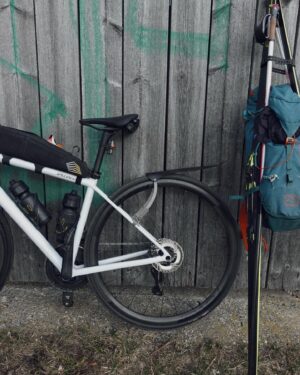 Jana Kesenheimer Instagram - From the category „can be done“: Nordic / Tyrolean combination. Or: the best of winter and spring. Lucky that I have friends supporting ideas like this one @marx.jana 🗻🚲

Cappuccino? Ja Bitte. 🌞

_____
(Ad) @specializedde #iamspecialized @iamspecialized #bikepacking #skiandbike #bikeandski @visitseefeld #xcskiing #nordicombined #bikelife #innsbruck #alps @patagoniainnsbruck