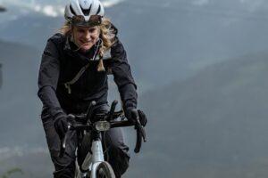 Jana Kesenheimer Instagram - The @theunknown_race in a nutshell, as captured by @bite.of.me - battling the cold or plotting clever routes.

Investing just the right amount of time, neither too much nor too little, was crucial when planning this 1200km-long treasure hunt (on the go).

In an attempt to be time-efficient, I seized the opportunity during a route planning stop to indulge in a nutritious feast, as here: a whole pack of nuts and berries. In the sun!!! ☀️ 

Unpaid Ad following because of brand mentioning 
——
@specializedde #iamspecialized #ultracycling #bikepacking @supernova__design #supernova @gloryfy_unbreakable #beunbreakable #roadcyling #adventurecycling #bikelife