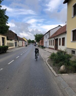 Jana Kesenheimer Instagram - After riding for ultra’-long, one usually notices it in the body here and there, mostly even a week later (look at my numb fingers). And before my brain romanticizes everything, it’s time for a race recap from the @theunknown_race 

We got the coordinates of the first checkpoint at 6 am. I planned the first route within 10 minutes during my breakfast. We started at 7 am in Vienna at @starbike_wien The first 25km were neutralized, so it was relaxed chatting with familiar and new people. There was even time for a communal pee-pit stop in the bushes before we climbed up the cobbles to Kahlenberg. After that, the path became quite lonely, with an ever-chilling headwind towards the west.

By 12 o’clock, I was in a snowstorm, already wearing my rain pants and pulling my hood over my ears. Before reaching the first checkpoint, I wanted to put an end to this - it seemed infinitely stupid to ride a bike in this wet cold for days - but the train station just didn’t come. Sometimes it’s good that scratching isn’t so easy. Because when I finally reached the station, at the ‘Gesäuse’ mountain range, the road suddenly dried up, and I shouted to the sky as the sun briefly came out. That was a sign...

So it happened that I found myself in the evening with several other riders in a kebab shop, where I shivered while devouring falafel and looked for a place to stay for the night. After a snowy pass descent, a bed after 360km and 4500m elevation gain for 3.5h was an oasis!

I continued at 4:40 am, the second checkpoint was in Slovenia. Somehow, I chose a route that no one else took, a bit more elevation gain but fewer kilometers (and earlier Slovenian sun). It seemed like a good idea until I had to wait 40 minutes at a construction site. You can imagine how maddening that was - but before I emotionally lost it, I decided to have a stretching session. My knees thanked me! Yoga for the win.

Arriving at the 2nd checkpoint, I was informed that I would have to ride the last 300km back the same way... done. Phew. [continue in the comments]