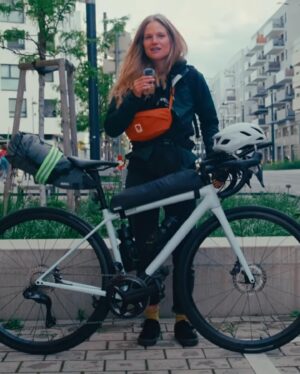 Jana Kesenheimer Instagram - After riding for ultra’-long, one usually notices it in the body here and there, mostly even a week later (look at my numb fingers). And before my brain romanticizes everything, it’s time for a race recap from the @theunknown_race 

We got the coordinates of the first checkpoint at 6 am. I planned the first route within 10 minutes during my breakfast. We started at 7 am in Vienna at @starbike_wien The first 25km were neutralized, so it was relaxed chatting with familiar and new people. There was even time for a communal pee-pit stop in the bushes before we climbed up the cobbles to Kahlenberg. After that, the path became quite lonely, with an ever-chilling headwind towards the west.

By 12 o’clock, I was in a snowstorm, already wearing my rain pants and pulling my hood over my ears. Before reaching the first checkpoint, I wanted to put an end to this - it seemed infinitely stupid to ride a bike in this wet cold for days - but the train station just didn’t come. Sometimes it’s good that scratching isn’t so easy. Because when I finally reached the station, at the ‘Gesäuse’ mountain range, the road suddenly dried up, and I shouted to the sky as the sun briefly came out. That was a sign...

So it happened that I found myself in the evening with several other riders in a kebab shop, where I shivered while devouring falafel and looked for a place to stay for the night. After a snowy pass descent, a bed after 360km and 4500m elevation gain for 3.5h was an oasis!

I continued at 4:40 am, the second checkpoint was in Slovenia. Somehow, I chose a route that no one else took, a bit more elevation gain but fewer kilometers (and earlier Slovenian sun). It seemed like a good idea until I had to wait 40 minutes at a construction site. You can imagine how maddening that was - but before I emotionally lost it, I decided to have a stretching session. My knees thanked me! Yoga for the win.

Arriving at the 2nd checkpoint, I was informed that I would have to ride the last 300km back the same way... done. Phew. [continue in the comments]