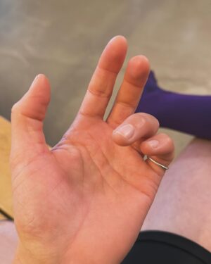 Jana Kesenheimer Instagram - After riding for ultra’-long, one usually notices it in the body here and there, mostly even a week later (look at my numb fingers). And before my brain romanticizes everything, it’s time for a race recap from the @theunknown_race 

We got the coordinates of the first checkpoint at 6 am. I planned the first route within 10 minutes during my breakfast. We started at 7 am in Vienna at @starbike_wien The first 25km were neutralized, so it was relaxed chatting with familiar and new people. There was even time for a communal pee-pit stop in the bushes before we climbed up the cobbles to Kahlenberg. After that, the path became quite lonely, with an ever-chilling headwind towards the west.

By 12 o’clock, I was in a snowstorm, already wearing my rain pants and pulling my hood over my ears. Before reaching the first checkpoint, I wanted to put an end to this - it seemed infinitely stupid to ride a bike in this wet cold for days - but the train station just didn’t come. Sometimes it’s good that scratching isn’t so easy. Because when I finally reached the station, at the ‘Gesäuse’ mountain range, the road suddenly dried up, and I shouted to the sky as the sun briefly came out. That was a sign...

So it happened that I found myself in the evening with several other riders in a kebab shop, where I shivered while devouring falafel and looked for a place to stay for the night. After a snowy pass descent, a bed after 360km and 4500m elevation gain for 3.5h was an oasis!

I continued at 4:40 am, the second checkpoint was in Slovenia. Somehow, I chose a route that no one else took, a bit more elevation gain but fewer kilometers (and earlier Slovenian sun). It seemed like a good idea until I had to wait 40 minutes at a construction site. You can imagine how maddening that was - but before I emotionally lost it, I decided to have a stretching session. My knees thanked me! Yoga for the win.

Arriving at the 2nd checkpoint, I was informed that I would have to ride the last 300km back the same way... done. Phew. [continue in the comments]