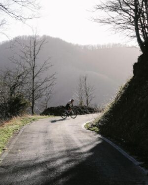 Jana Kesenheimer Instagram - For the Easter days, we again adopted „Italian“ nicknames, and so it happened that I, aka Italjana, cycled from Bologna to Elba (and back) with Cappuchali @ali___popp and Stefano Calzone @stephan_wieser (who both showed off their „extra“ bike riding style when I filmed…). 

Isola d’Elba and Tuscany were beautiful as expected, despite Sahara sand in the stormy air. But my highlight was the Apennines on the way back: narrow, paved roads, lots of altitude meters, and no other person (not one car) in sight for miles. So, we greeted all the cats, horses, and whatever else crossed our path along the way... Buongiorno! 

Stats: around 920km, 17.000 moa 
Route (highly recommended!) on my profile @komoot 🌳

[.] @ali___popp 

___ unpaid ad (Markennennung) 
@specializedde #iamspecialized 
#bikepacking #aethos #ultracycling #cycling #bikelife #roadbike #italia