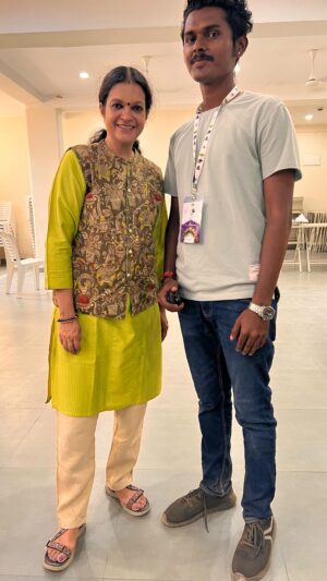 Janaki Sabesh Instagram - Filled with gratitude for the love and affection I receive from people across states! This time in Hyderabad for the Amma role that I played in “Singam” 😊 (Tamil & Telugu) Thank you Hari sir and team 🙌

#actorslife #singam #singamamma #gratitude #momentswithmaajanaki