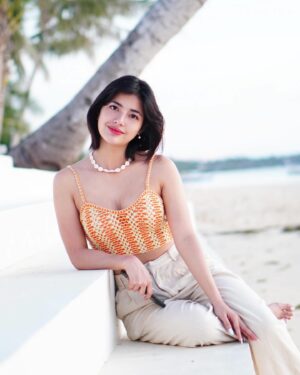 Jane De Leon Instagram - Just you and me in the summer sun 🌻