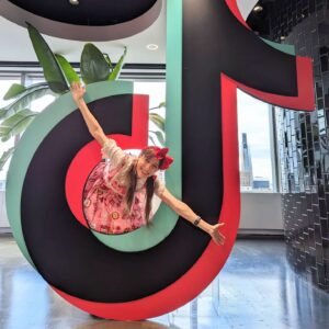 Jane Labowitch Instagram - Currently on my way home from NYC where I spoke at TikTok HQ! 🤸‍♀️ It was an amazing experience. I'm so grateful to have had the opportunity to meet dozens of talented streamers with @blushiftcreative and hopefully impart some useful nuggets of knowledge they can use for their streams too!

#tiktoklive