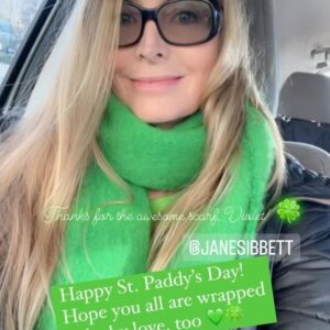 Jane Sibbett Instagram - Wrapped in green gratitude and big, sparkling filters as I make my way East. Where is your next adventure taking you? Which direction? Perhaps within? Love to all the angels helping me today. You know who you are. 🌿🙌🏼🫶🏼💚🧚‍♂️🧚🏼💕 #family #friends #peacekeepers #helpers #love #fly #integrity #kindness #compassion #joy #instagood #go #green #goddess