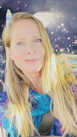 Jane Sibbett Instagram - Are you prioritizing joy? Sometimes I have to be reminded. Life is so precious. When one risks everything to listen to the wisdom within (call it God/Source/Creator/Love/Goddess/Infinite Intelligence/Spirit) how does one KNOW if it’s right or true? I use the compass that leads me to my Northstar of Love—for my dear family, friends, neighbors, community, global family, planet, and the unknown beings of our (yo)universe. I’m on an a decade-long trek to learn and experience trust, and to help where I can as much as I am able. I have a new newsletter coming out tomorrow to show the holes in my soles (yes, 🩴) and so we can find our way together. Join me, ask questions, let’s do this together. Links in bio #friends #family #instagood #global #dance #iloveyou #world #vulnerability #tutu #woo #woowoo #wellness #plainjane @janesibbett #gratitude
