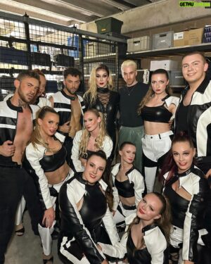 Janey Jacké Instagram - 25 YRS VANESSA VAN CARTIER. 🌟 

@vanessavancartier has been an inspiration since the minute I saw her live on stage in 2013. She’s not only an amazing artist but also a phenomenal friend. It was an absolute joy to create and perform for and with you ❤️

A special shoutout to my incredible choreographer @jensvannoten for his guidance, stage coordination, and flawless choreography. What a dream collab and WHAT A SHOW! 😍

Thank you to the entire @stagereadybelgium team of dancers for their hard work and energy. We did that! ⚡️ 

#vanessavancartier #show #popstar #britneyspears #rpdr #queen #dance #performance #fashion #makeup