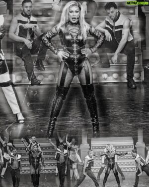 Janey Jacké Instagram - 25 YRS VANESSA VAN CARTIER. 🌟 

@vanessavancartier has been an inspiration since the minute I saw her live on stage in 2013. She’s not only an amazing artist but also a phenomenal friend. It was an absolute joy to create and perform for and with you ❤️

A special shoutout to my incredible choreographer @jensvannoten for his guidance, stage coordination, and flawless choreography. What a dream collab and WHAT A SHOW! 😍

Thank you to the entire @stagereadybelgium team of dancers for their hard work and energy. We did that! ⚡️ 

#vanessavancartier #show #popstar #britneyspears #rpdr #queen #dance #performance #fashion #makeup