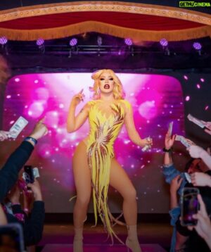 Janey Jacké Instagram - Missing the fans, glam, and American dollars from that unforgettable night at the legendary @showgirlsweho 🤑🇺🇸 #facecardneverdeclines 

#showgirlsweho #la #dragrace #rupaulsdragrace #ukvstheworld #rpdr #dragqueen #makeup #fashion