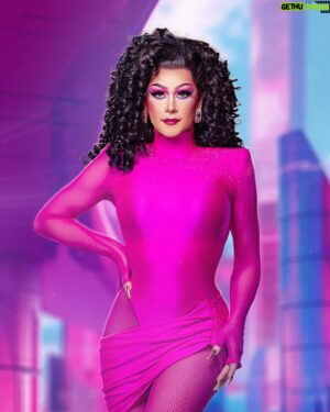 Janey Jacké Instagram - Pink dreams are made of this 💖🦩

My look for the third episode of Make Up Your Mind ! We consistently have over a Million people watching the show Live and can you only imagine how many more stream online ?! 🤩 this makes me so happy and proud to be a part of a groundbreaking show on prime-time TV ! ❤️❤️ @herriemakersproductions @rtl.nl 
#muym #makeupyourmind #rtl #gagcity #artwork #fashion #makeup #transformation #fyp #artist