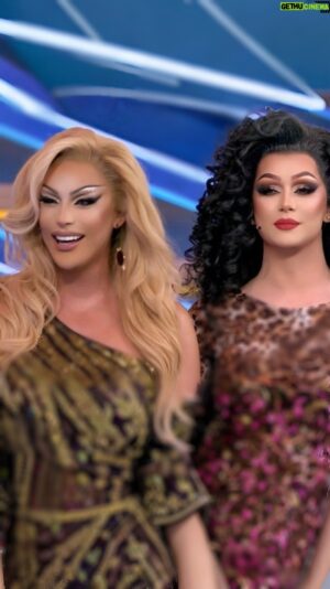 Janey Jacké Instagram - “SHE GOT ME GAL!!!” What you DIDN’T see on the episode 🤣
@janeyjacke

#kwissmetballen #kwissmetsneeuwballen #happynewyear #nieuwjaarsduik #dragqueens #envyperu #janeyjacke #dragraceholland #rupaulsdragrace #viral #explorepage #funny #falling #pool #thequizwithballs