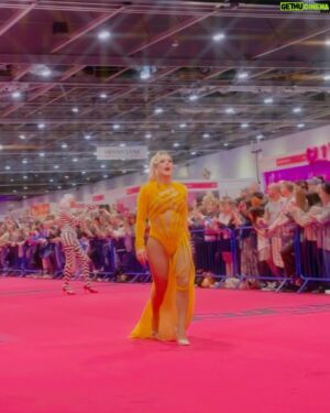 Janey Jacké Instagram - DOLLS IN THE UK 🇬🇧 - Meeting fans from every corner of the world, hearing their beautiful stories of resilience and self-discovery - it’s beyond inspiring. ❤️ 
To my fierce team, thank you for the tireless work and love you poured into making this event unforgettable. But the real stars? YOU! My incredible fans! Your strength and authenticity light up the world. Keep shining, be yourself and from the bottom of my heart thank you thank you thank you 🤍✨ 

#rupaulsdragcon #rupaul #dragrace #ukvstheworld #jimbo #bhytes #rupaulsdragrace #dragqueen #uk #london #queer #dragraceuk #vanessavancartier #sisters #fashion #makeup #glam