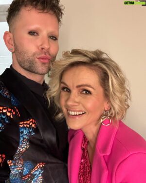 Janey Jacké Instagram - Afgelopen zaterdag was de ontknoping van Wie is de Mol? En wat een shock was het !! Mega goed gedaan @annagimbrere ! Zo trots hoe jij ons allemaal voor de gek heb weten te houden 🙃🙃 een ervaring om nooit te vergeten en met heel veel plezier op terug kijk…bedankt @avrotros @wieisdemol.avrotros om mij mee te nemen en bedankt aan iedereen die dit programma mogelijk maakt 🫶 
#wieisdemol #annadus #widm24 #avrotros #nltv #mexico