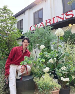 Jang Dong-woo Instagram - ⠀⠀⠀⠀⠀⠀⠀⠀⠀⠀⠀⠀⠀
뜨거운 날씨가 계속 되는 요즈음 우리에게 필요한 것은
자연의 그늘이 아닐까 생각 합니다.
제가 다녀온 클라랑스가든에서는 전세계에
536,000그루 이상 나무를 심고 있다고 합니다.
이번 이벤트에 참여 하시면 강원도 산불 피해지역에
직접 등록 하신 이름으로 나무가 심어진다고 합니다 !
제 사진 처럼 싱그러운 사진도 남기고 자연에 자연스럽게
이름도 남기는 아름다운 동행을 해주심이 어떨까 합니다 ! 
우리강산 푸르게 푸르게 ~̆̈ .~̆̈
(강원도하니 .. 갑자기 저의 군대 생활 했던 부대가 생각 나네요 하하)
(그러고 보니 해시태그 처음 사용 .. 헤헿)
-
#클라랑스 #클라랑스가든성수 #clarins