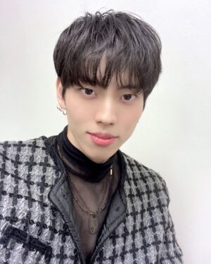 Jang Dong-woo Instagram - 잠시 후 11시에 .. 하하 제가 횡설수설 했던 라디오에서 함께 만나요 
댓글대화도 하며 추억여행 함께 해요 ! 
오늘은 경칩이라 하네요 ! 개구리와 벌레들이 겨울잠에서 깨어나는 기분좋은 날 ~̆̈ .~̆̈ 
하지만 아직까지 쌀쌀하고 일교차가 꽤 있으니 감기 조심 해요 !
