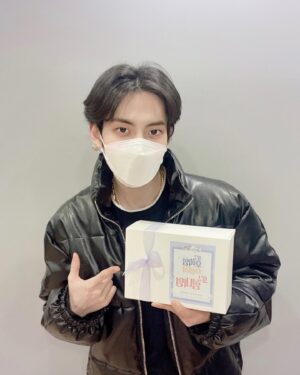 Jang Dong-woo Instagram - 추운 겨울이 지나감이 느껴지고 
여러분들의 따뜻함이 더욱 더 느껴지는 요즈음
이렇게까지 힘나게 해주셔서 감사합니다 ㅠ 
사랑에 힘을 얻어 !! 파이팅 ~̆̈ .~̆̈