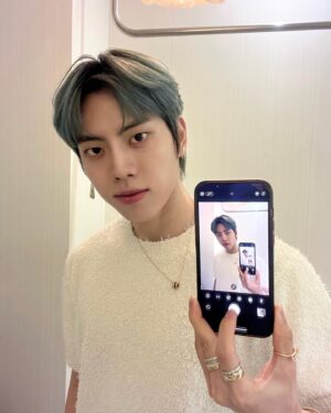 Jang Dong-woo Instagram - ⠀⠀⠀⠀⠀⠀⠀⠀⠀⠀⠀⠀⠀⠀

날이 무척 더워졌습니다 ~̆̈ .~̆̈ 
일교차로 인해 주변에서도 감기 몸살을 많이 겪고 있는데
인스피릿 잘 조심하시고 계시죠 !?
오늘도 목요팅 !!!
요새 많이들 이렇게 찍는다길래 ..
정수리에서도 막 하던데 ! 요리조리 찍어보기 !!!