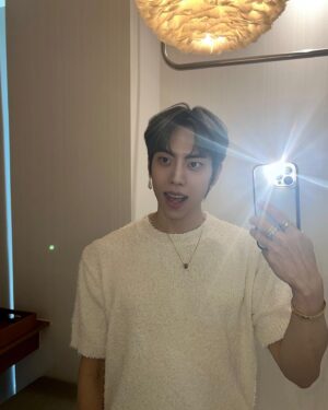 Jang Dong-woo Instagram - ⠀⠀⠀⠀⠀⠀⠀⠀⠀⠀⠀⠀⠀⠀

날이 무척 더워졌습니다 ~̆̈ .~̆̈ 
일교차로 인해 주변에서도 감기 몸살을 많이 겪고 있는데
인스피릿 잘 조심하시고 계시죠 !?
오늘도 목요팅 !!!
요새 많이들 이렇게 찍는다길래 ..
정수리에서도 막 하던데 ! 요리조리 찍어보기 !!!