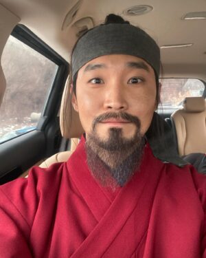 Jang In-sub Instagram - 10개월의 고려거란전쟁 촬영이 끝났습니다. 한분 한분 정말 표현을 어떻게 해야할지 모를정도로 고생많으셨습니다. 많이 배웠고 정말 감사했습니다. 관심을 가져주시고 드라마를 함께 시청해주신 모든 분들께 감사드립니다. 남은 2회분도 끝까지 지켜봐주세요! 감사합니다! 황보유의 안녕! #고려거란전쟁