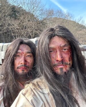 Jang In-sub Instagram - 10개월의 고려거란전쟁 촬영이 끝났습니다. 한분 한분 정말 표현을 어떻게 해야할지 모를정도로 고생많으셨습니다. 많이 배웠고 정말 감사했습니다. 관심을 가져주시고 드라마를 함께 시청해주신 모든 분들께 감사드립니다. 남은 2회분도 끝까지 지켜봐주세요! 감사합니다! 황보유의 안녕! #고려거란전쟁
