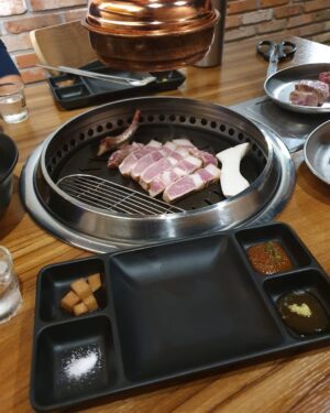 Jang Su-won Instagram - 🐖크라운돼지🐖

우리 송훈쉐프형.엄청맛있는돼지고기맛집

#가로수길#크라운돼지#송훈